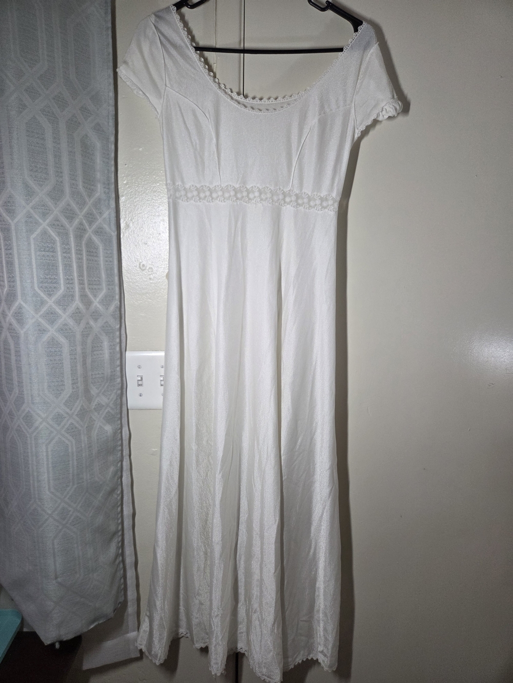 🌼 Classic White Lace-Trim Maxi Dress
